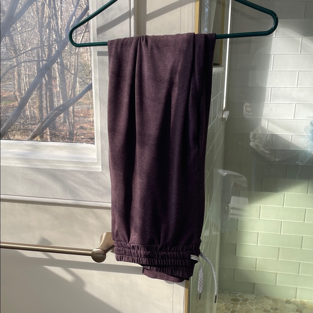 Vuori Cozy Drawstring Jogger Pants – Deep Plum (Size Womens Large)